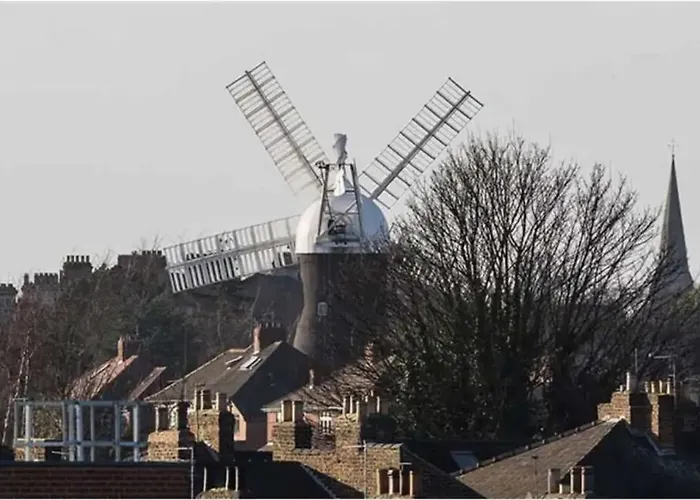 Апартаменты Ye Olde Windmill Free Parking *